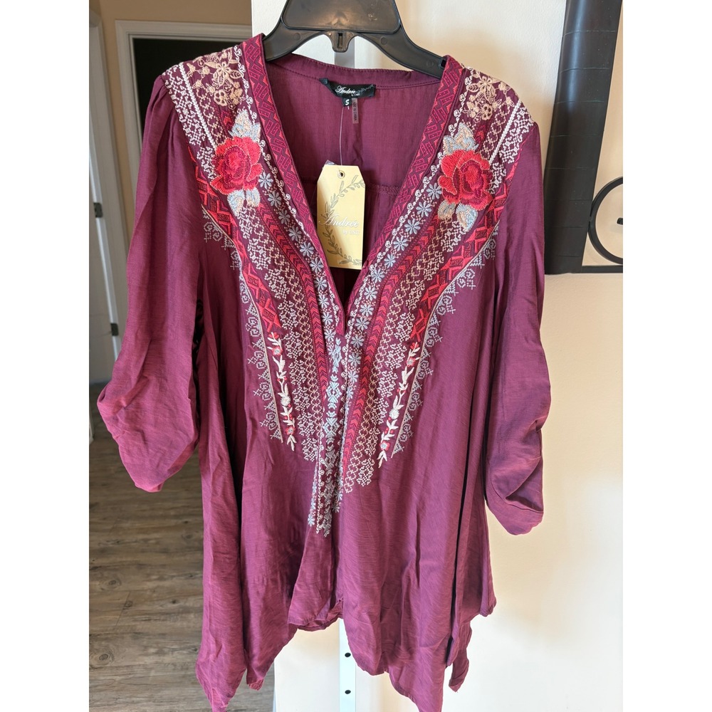 Andree by Unit Embroidered Boho Tunic Top Wine Burgundy Floral Sharkbite Hem S